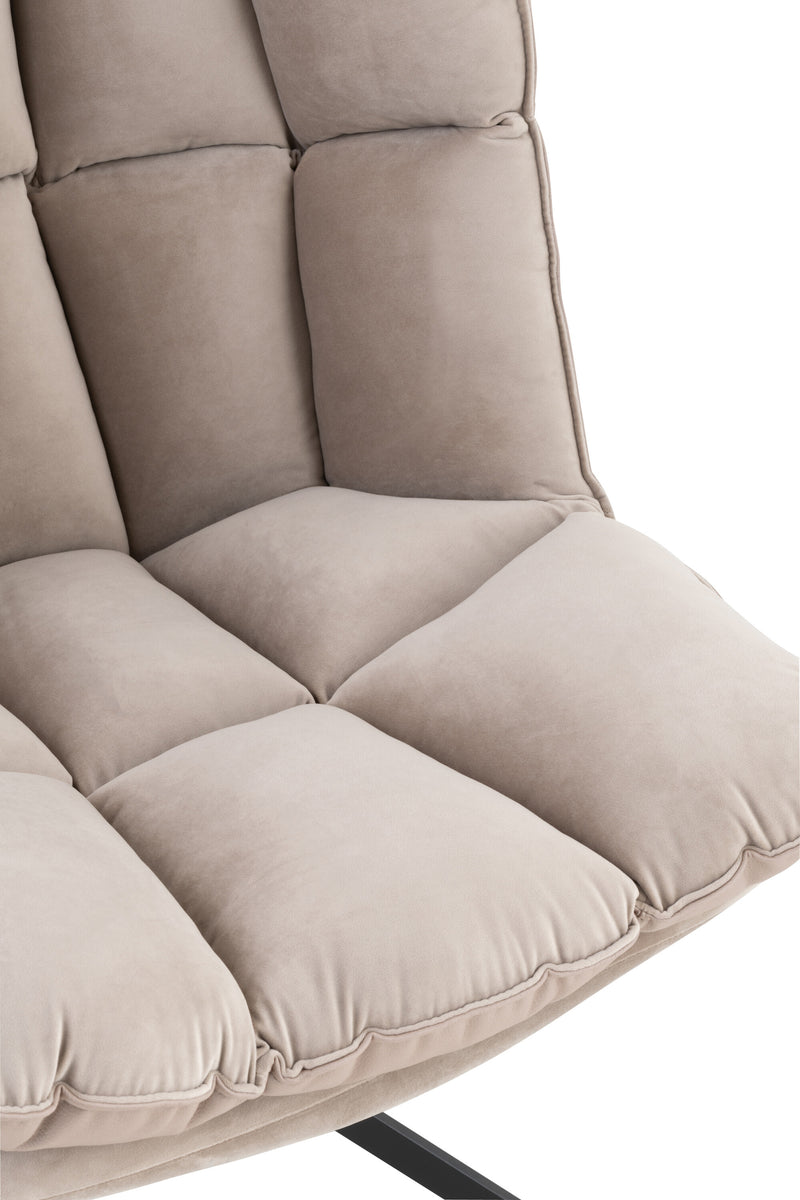 Elegante relaxstoel met kussens in beige, roestbruin of lichtgrijs voor stijlvol ontspannen