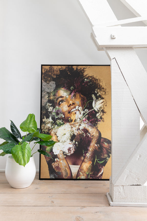 Canvasfoto vrouw met bloem - houten lijst 123x83cm