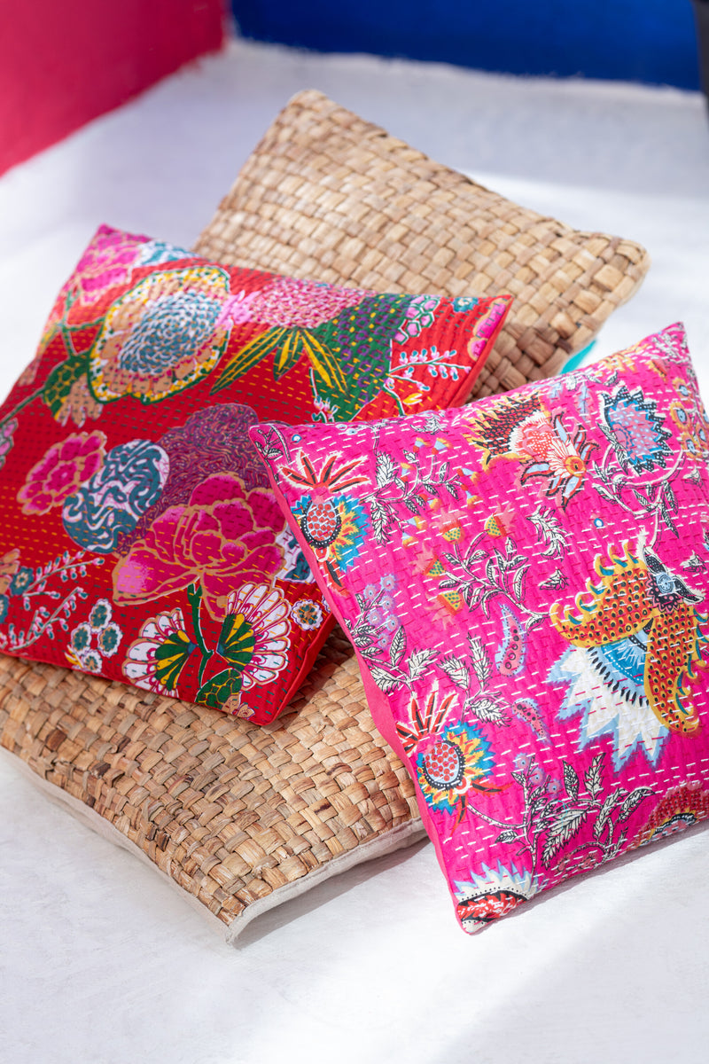 Set van 4 kussens met rood bloemmotief en decoratieve stiksels - handgemaakte elegantie - handgemaakt