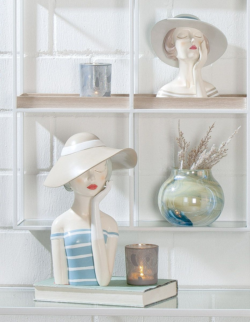 Polyfigur Lady - Charming decorative figure in two variants: With a white or cream-colored hat