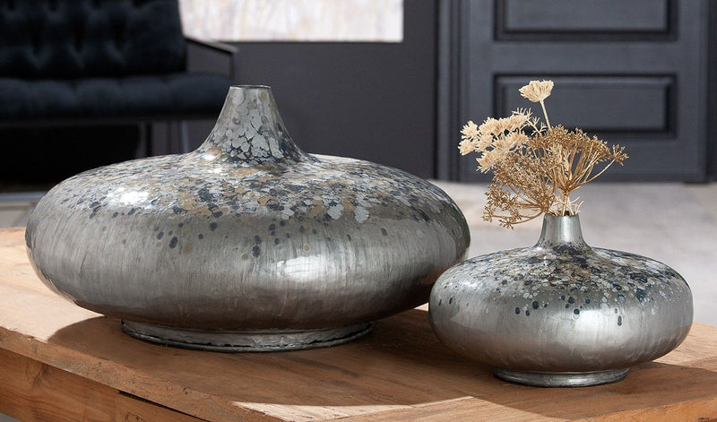 Metalen vaas bolvormig Lavera in grijs metallic, blauw en beige - een stijlvol hoogtepunt voor je huis