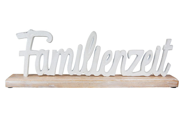 Familietijdbelettering - wit op een natuurlijke mangohouten basis - modern interieur