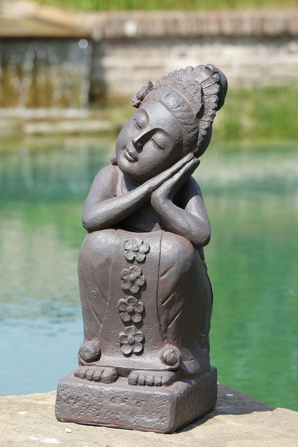 Boeddha op sokkel Calma gemaakt van glasvezel hoogte 70cm voor buitengebruik 