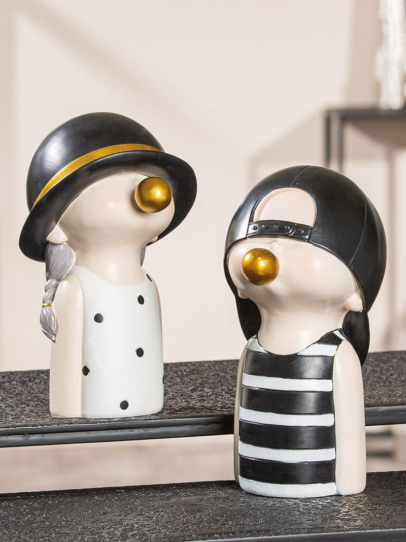Set of 2 figures - girl with bubblegum, black/white/gold