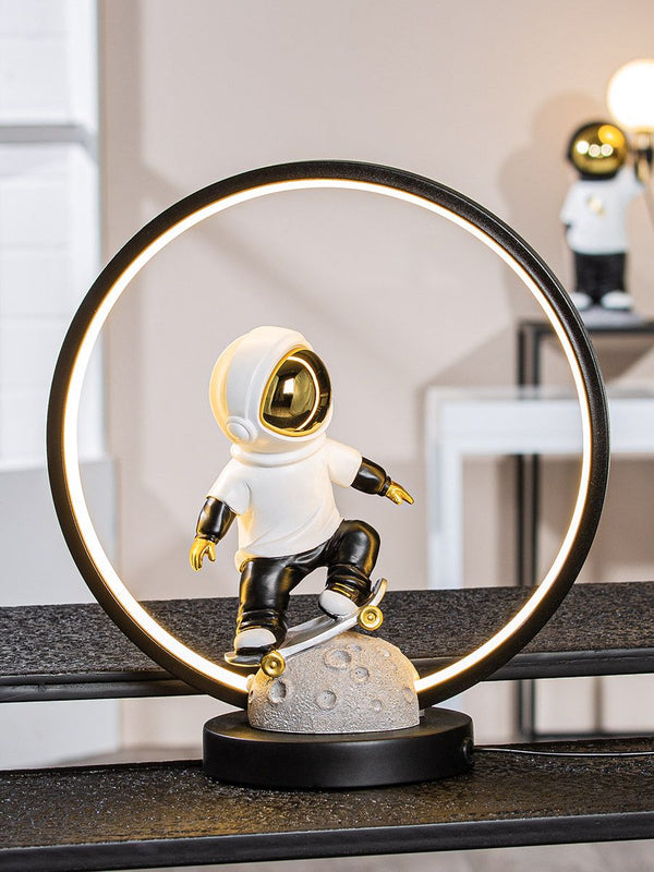 LED tafellamp 'Saturn' astronaut op skateboard, met USB-oplaadpoort