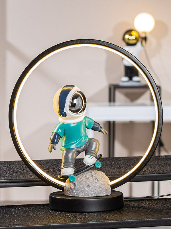 LED tafellamp 'Saturn' astronaut op skateboard met USB-oplaadpoort