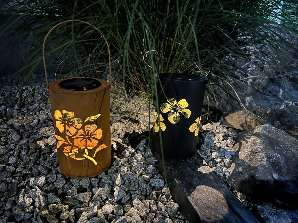 Roestige metalen lantaarns met zonnelicht in bloemmotief - set van 2