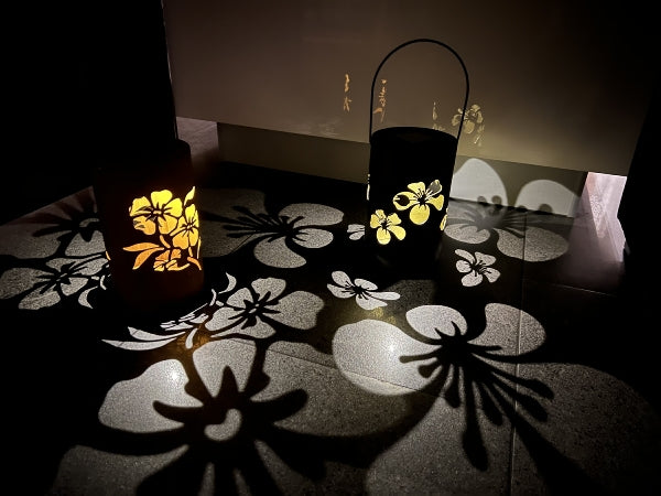 Rostige Metall Laternen mit Solarlicht im Blumen-Design - Set aus 2