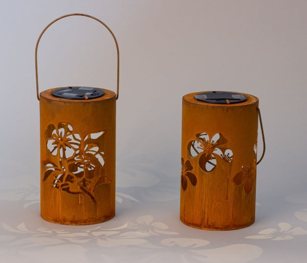 Roestige metalen lantaarns met zonnelicht in bloemmotief - set van 2