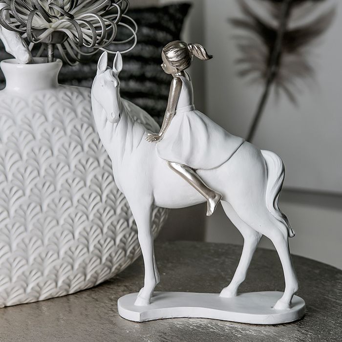 Polysculptuur Meisje op Paard in wit en zilver - Elegante decoratie voor thuis en op kantoor