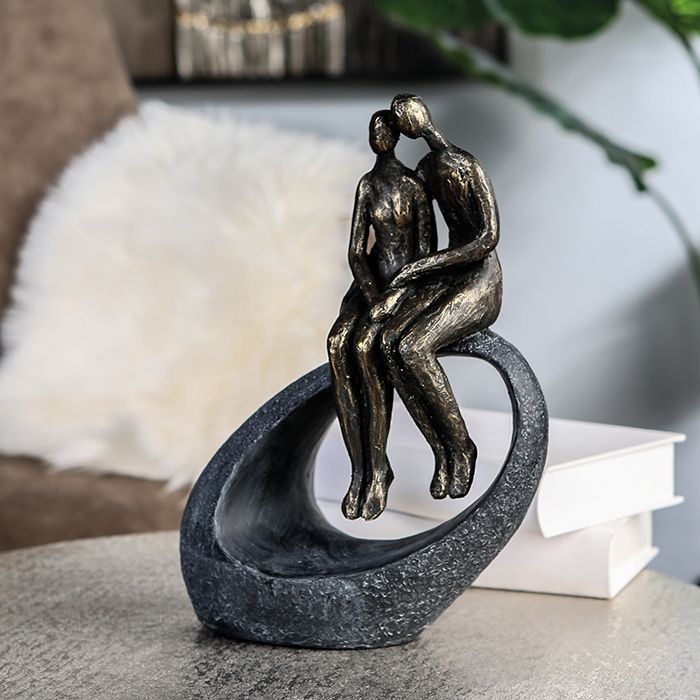 Poly sculpture Moment in bronze colors - A symbolic couple on a gray oval base