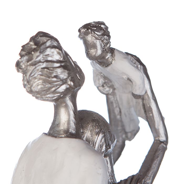 Polysculptuur ouderlijk geluk in wit/zilver - een symbool van gezinsharmonie