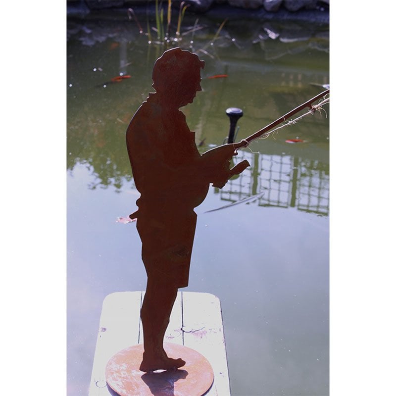 Deko Teichfigur Angler "Otmar" mit Fisch | Vatertag Geschenkidee für Angelfreunde in Edelrost