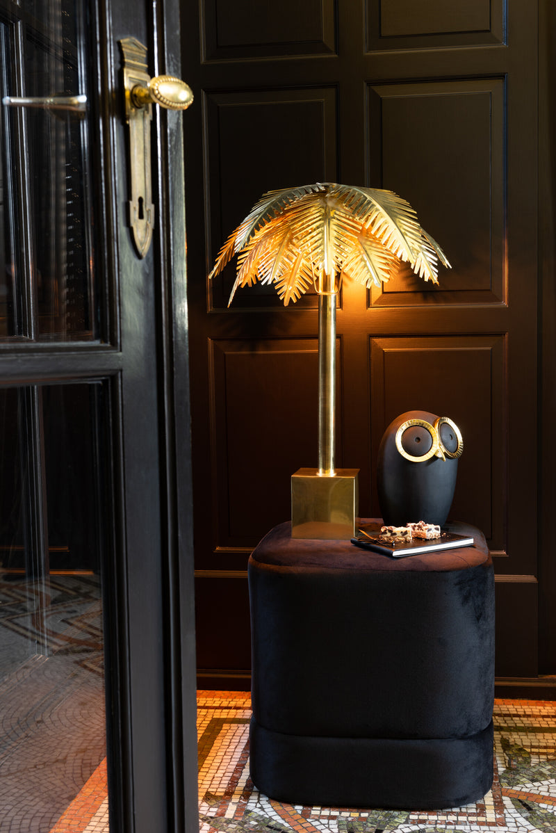 Elegant table lamp made of coconut leaves and steel with a golden finish 