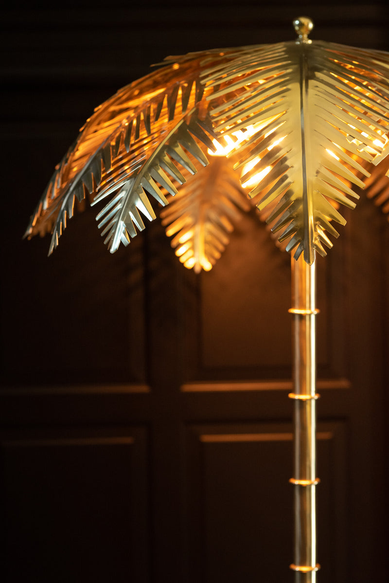 Elegant table lamp made of coconut leaves and steel with a golden finish 