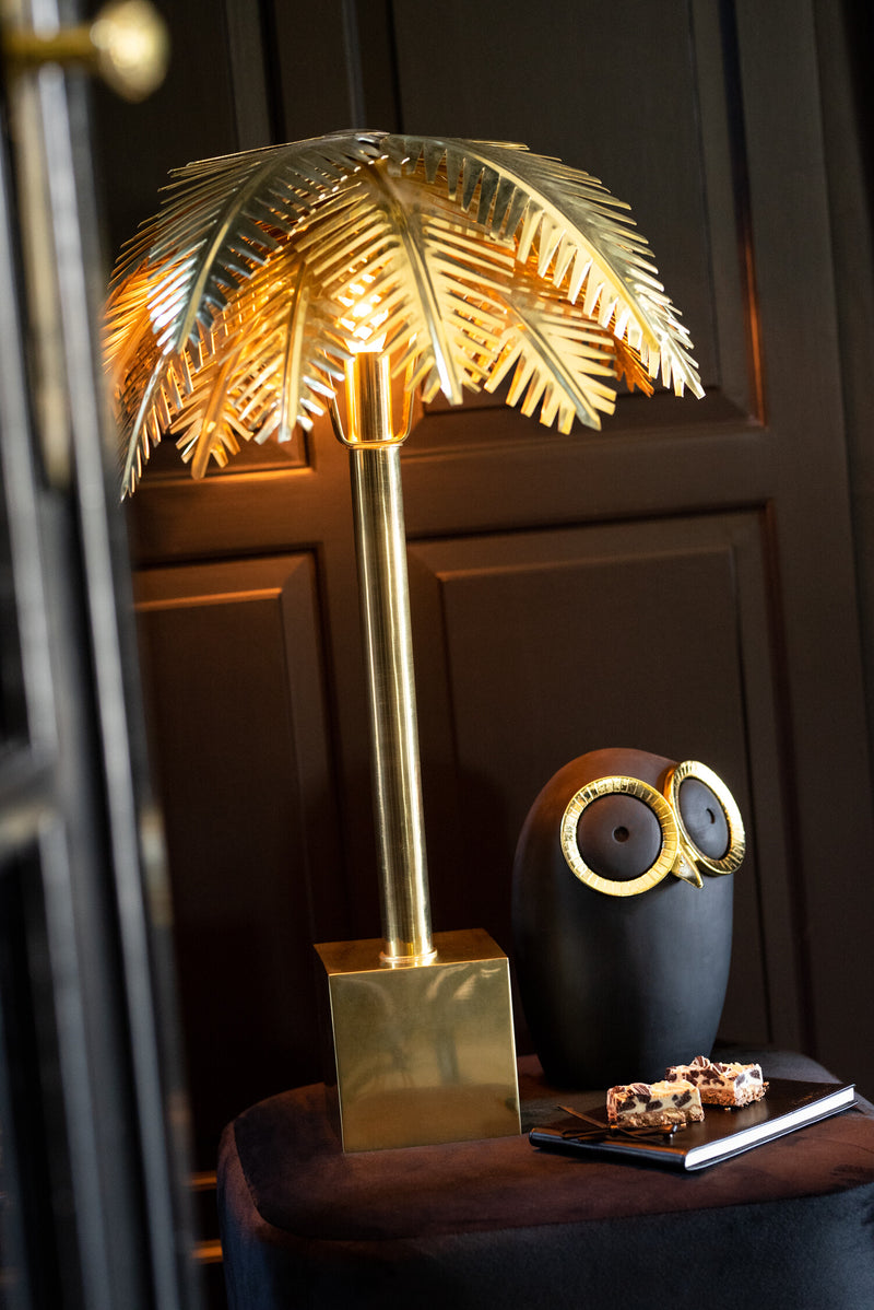 Elegant table lamp made of coconut leaves and steel with a golden finish 