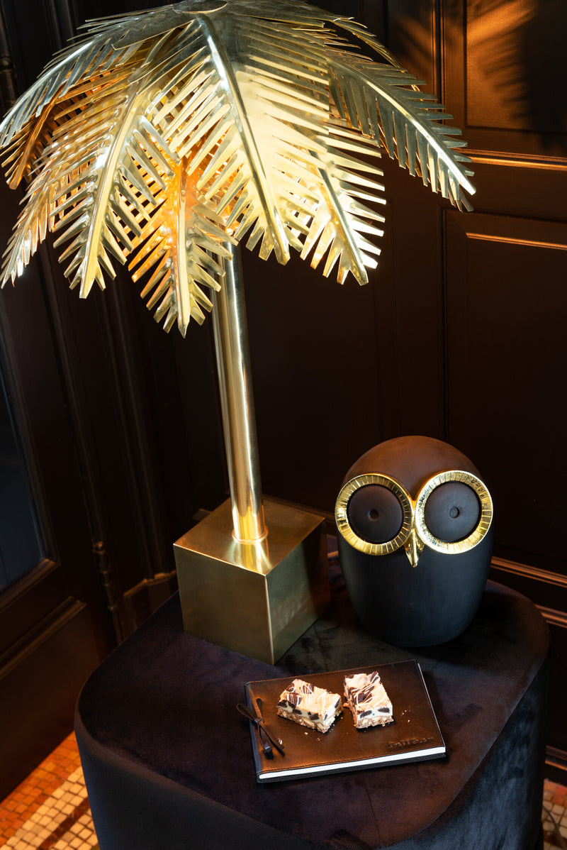 Elegant table lamp made of coconut leaves and steel with a golden finish 