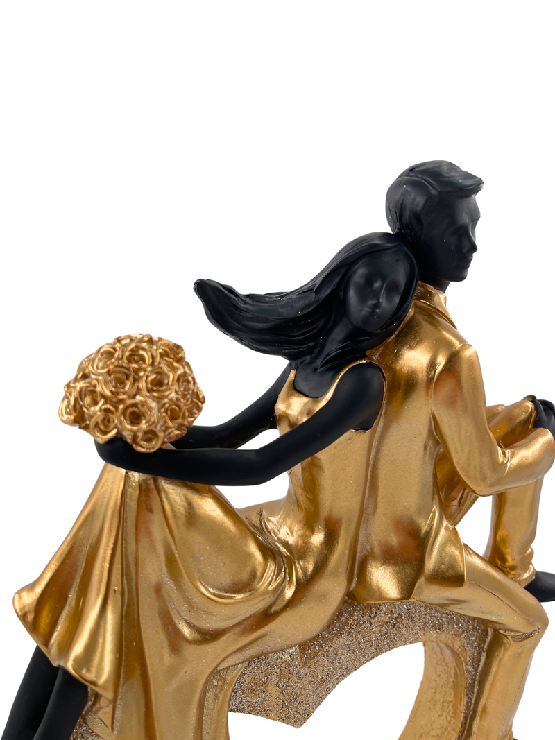 Elegante Skulptur eines sitzenden Paares in Herzform, Schwarz und Gold
