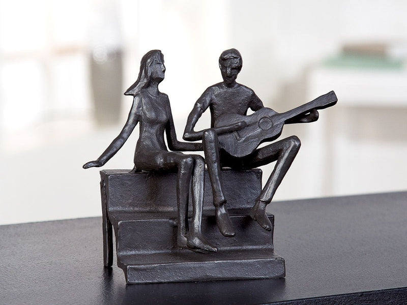 Eisen Design-Skulptur 'Gitarrenspieler' - Brüniertes Pärchen auf Treppe