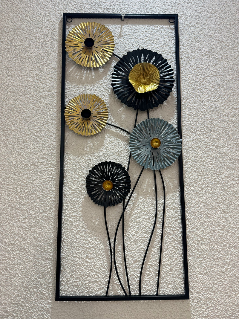 Goud-zwart-grijze metalen wanddecoratie 'Bloemen' 70x30cm - Stijlvolle muurkunst voor een elegante sfeer