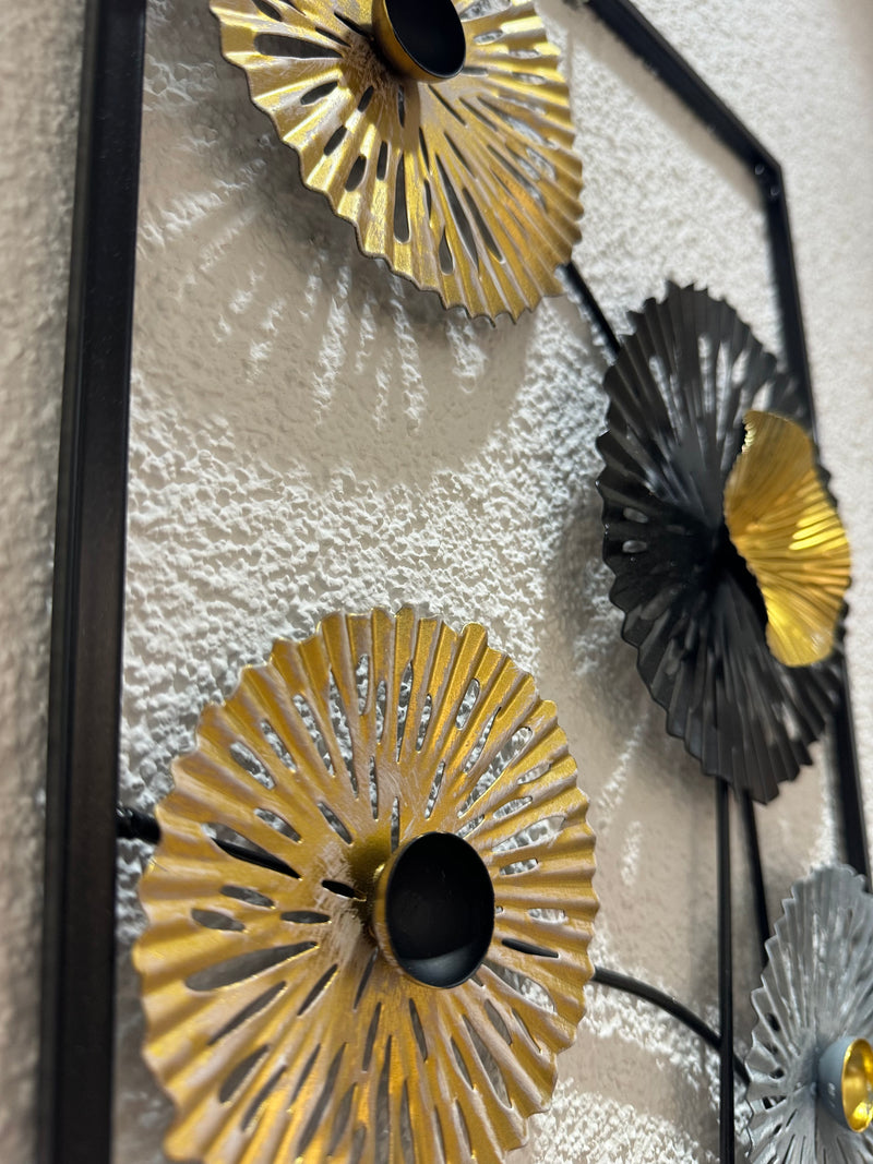 Goud-zwart-grijze metalen wanddecoratie 'Bloemen' 70x30cm - Stijlvolle muurkunst voor een elegante sfeer