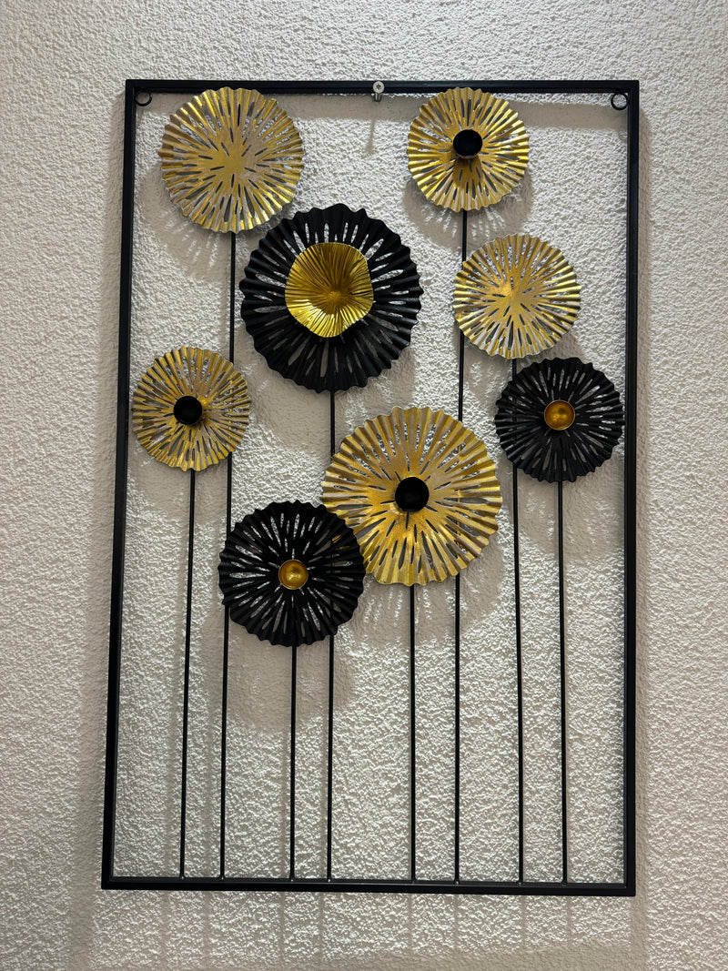 Goud-zwart-grijze metalen wanddecoratie 'Bloemen' 70x30cm - Stijlvolle muurkunst voor een elegante sfeer