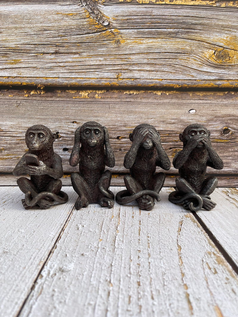 Vier apenfiguren Horen, zien, zwijgen en kletsen in stijl