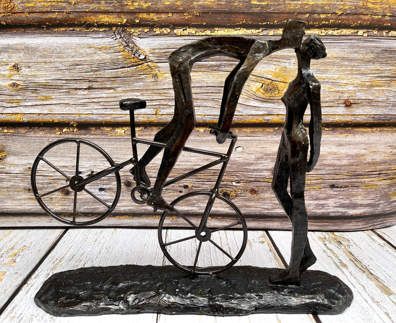 Küss mich Romantische Liebespaar-Skulptur auf Fahrrad – Hochwertige Deko für Zuhause & Büro