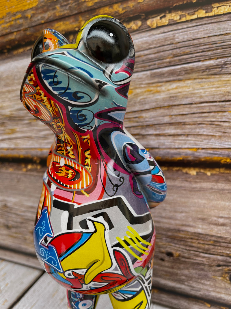 Urban Art: 'Street Art Frog'-sculptuur met kleurrijk graffiti-ontwerp en hars