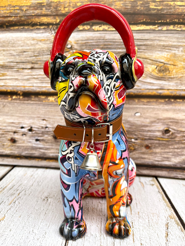 Pop Art Bulldogge Mops – Sitzendes Graffiti-Design mit Halsband, Glocke und Kopfhörern – Handgefertigt