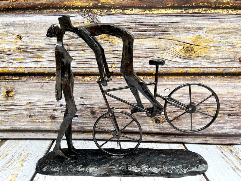 Küss mich Romantische Liebespaar-Skulptur auf Fahrrad – Hochwertige Deko für Zuhause & Büro