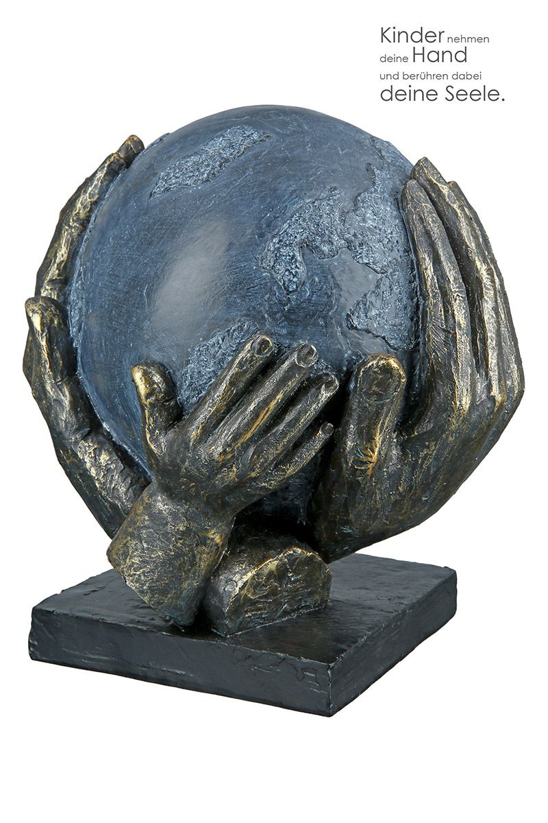 Sculptuur Save the World op een zwarte voet 3 handen op een wereldbol met een slogan