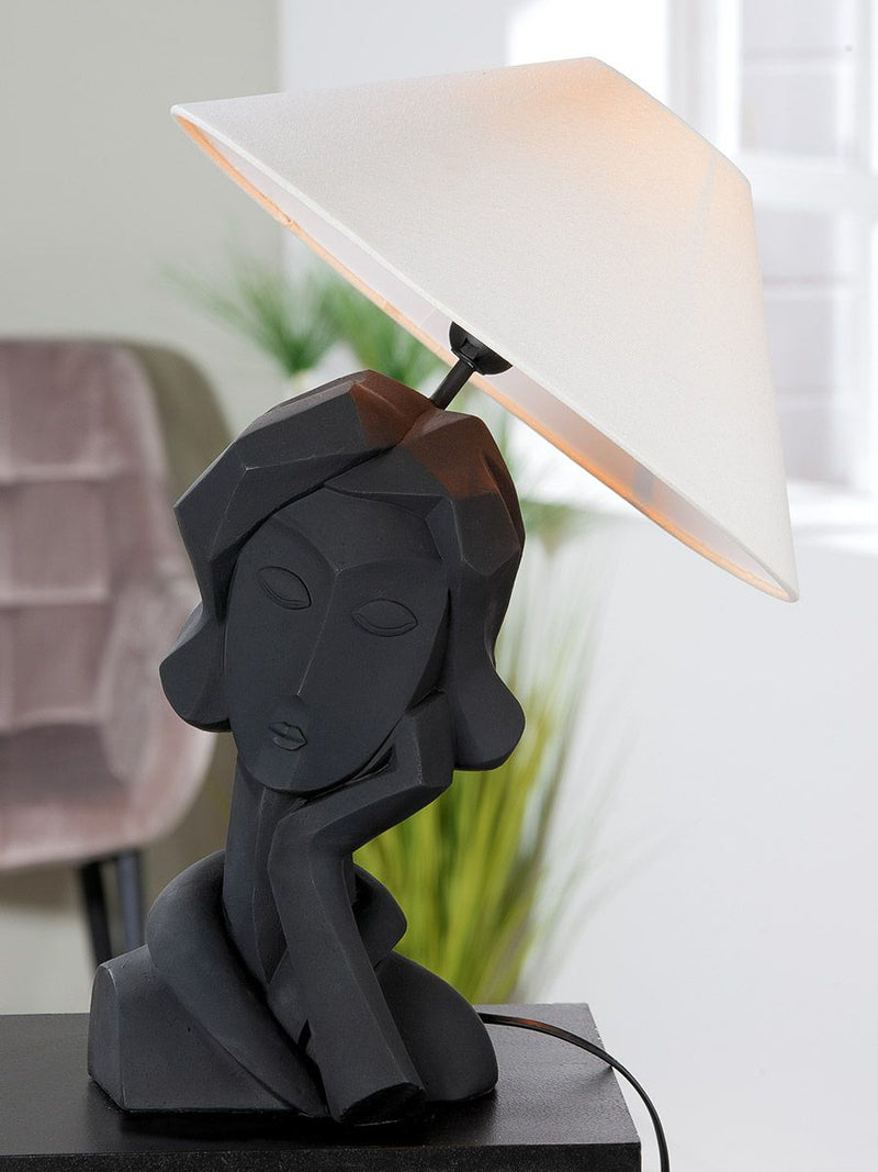 Tafellamp Jolie - elegante dame met creme en witte kap handgemaakt in hars