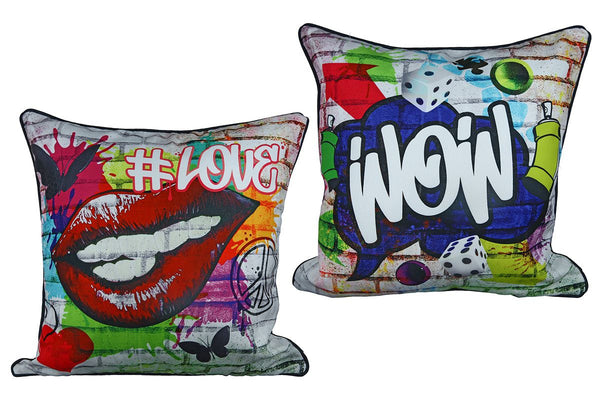 Set van 4 stoffen kussens street art kleurrijk bedrukt in donkergrijs op de rug