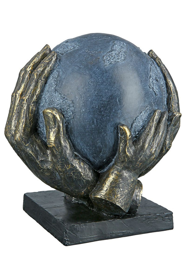 Sculptuur Save the World op een zwarte voet 3 handen op een wereldbol met een slogan