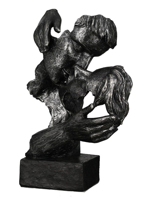 Sculptuur antieke afwerking kussend paar liefhebbers
