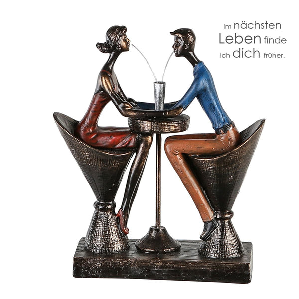 Decoratieve sculptuur figuren "MY LIFE" Liefdespaar aan tafel bronskleurige kleding kleurig op sokkel in houtlook bruin met spreukhanger