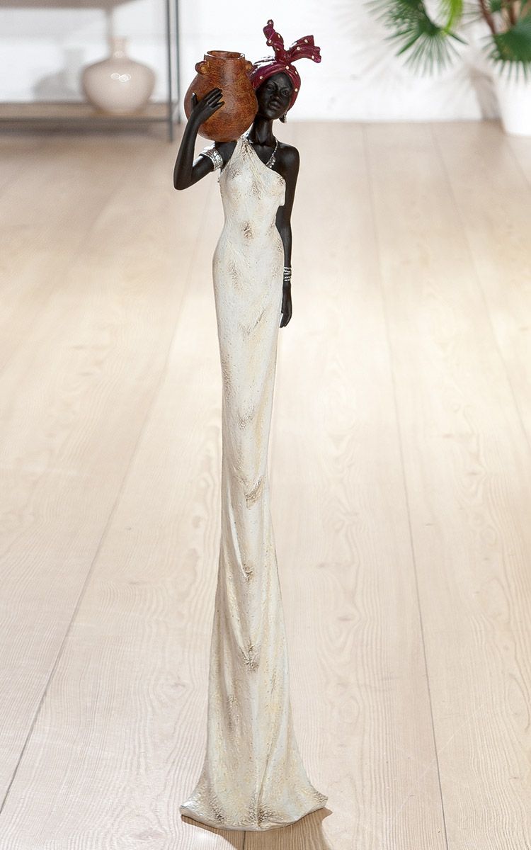 XL polyfiguur Afrikaanse vrouw Tortuga staand wit/creme/donkerbruin met kruik van klei hoogte 82cm