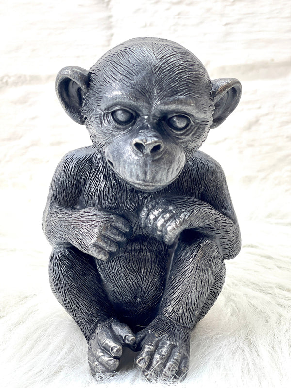 Zittende aap in polyresin met zwartgrijze decoratie