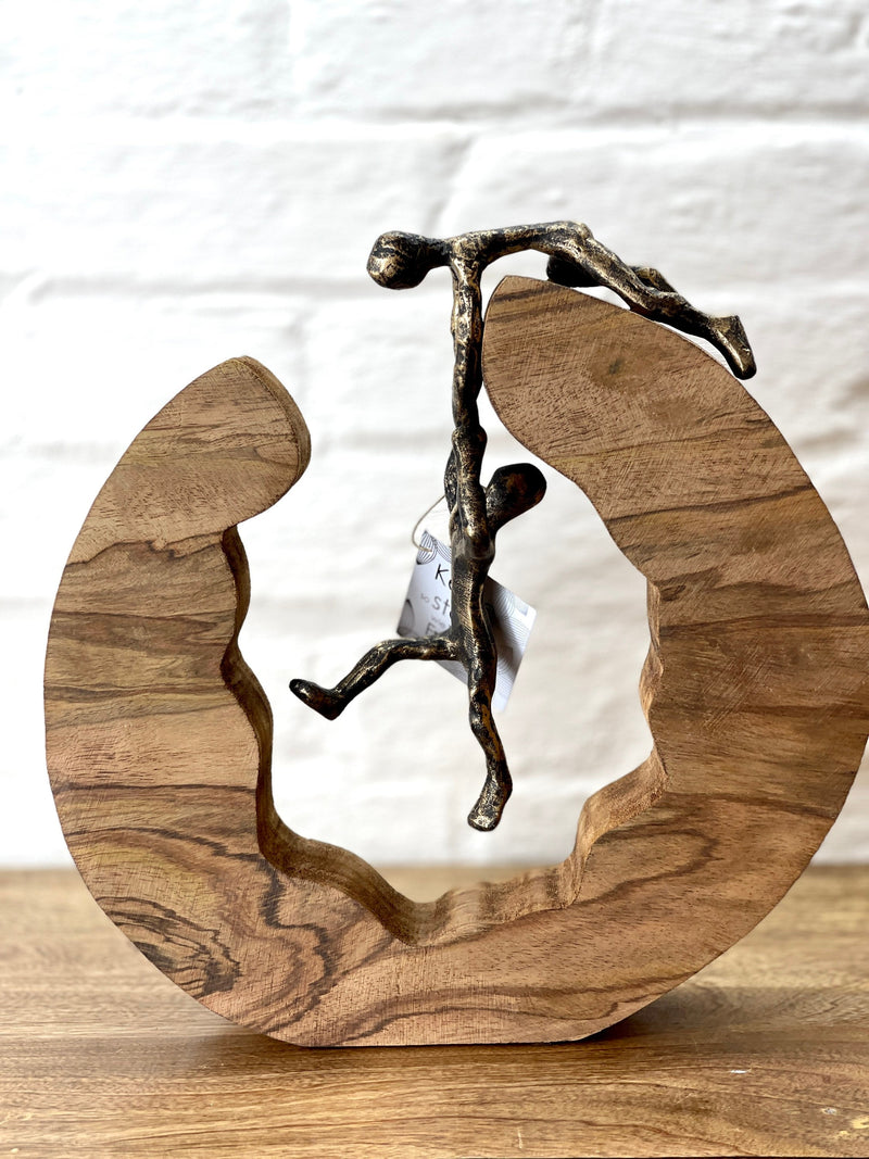 Bronzefarbene Skulptur "Teamwork" von Gilde - Symbol für Zusammenarbeit und Freundschaft