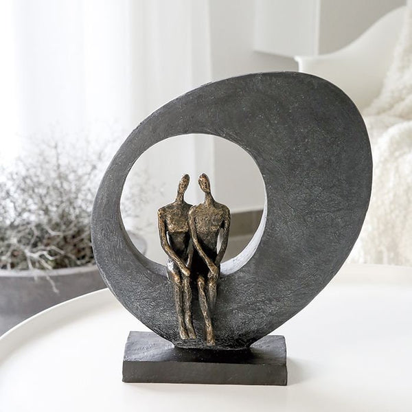 Sculptuur “Side by Side” – poly koppel, bronskleur, grijze steen, zwarte voet, 33x30x10 cm, met spreukhanger