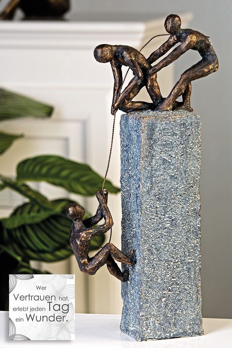 "Pull Me Up" sculptuur in brons op grijze steen Een uiting van een gedeeld doel en vertrouwen, handgemaakt