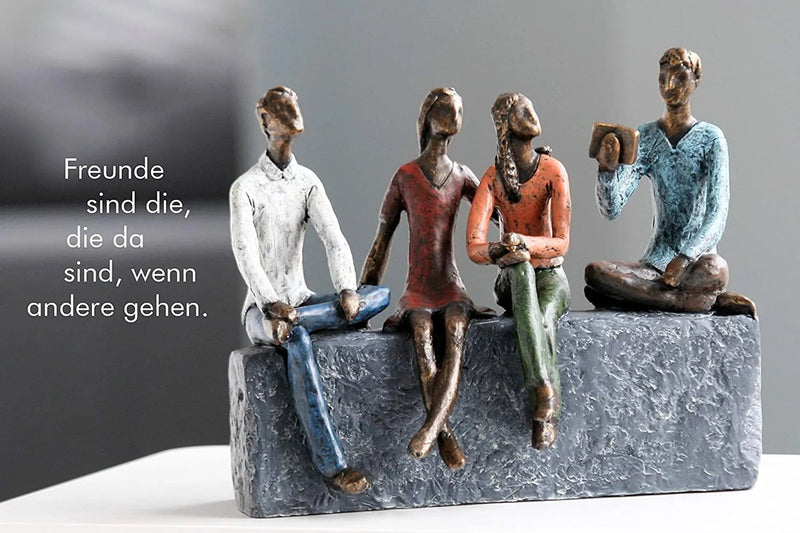 Handgefertigte Poly-Skulptur "Network" mit Farbigen Kleidungsstücken und Spruchanhänger auf Grauer Basis