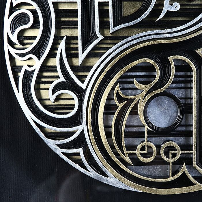 Schitterend wandobject "Dao" van hout en glas met 3D Yin-Yang object, handgemaakt door Gilde