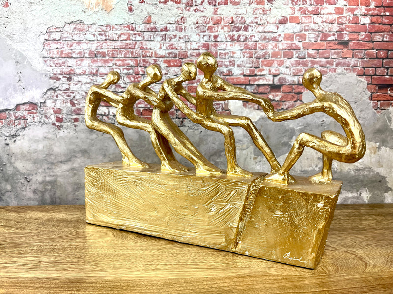 Goldene Skulptur "Teamwork Freunde halten zusammen" - Symbol der Freundschaft und Zusammenarbeit