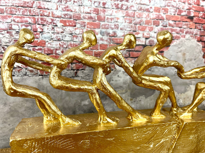 Goldene Skulptur "Teamwork Freunde halten zusammen" - Symbol der Freundschaft und Zusammenarbeit