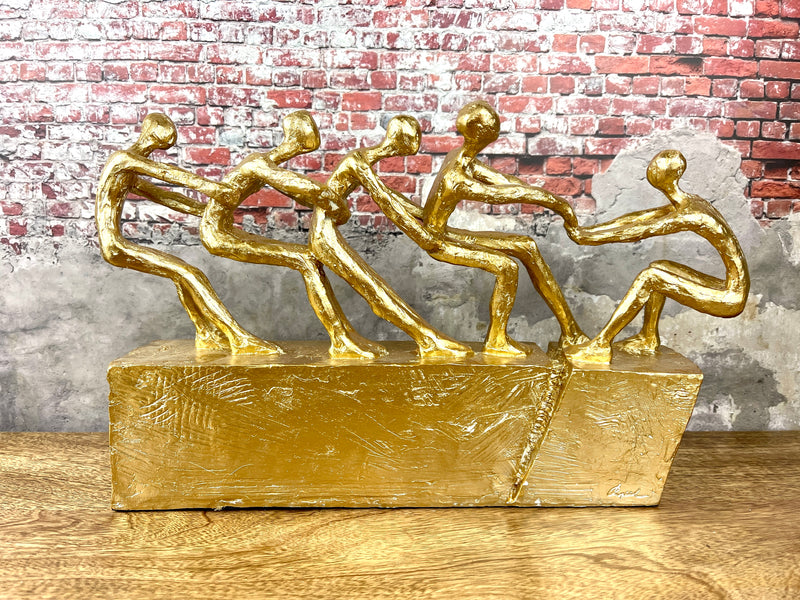 Gouden sculptuur "Teamwork vrienden blijven bij elkaar" - symbool van vriendschap en samenwerking