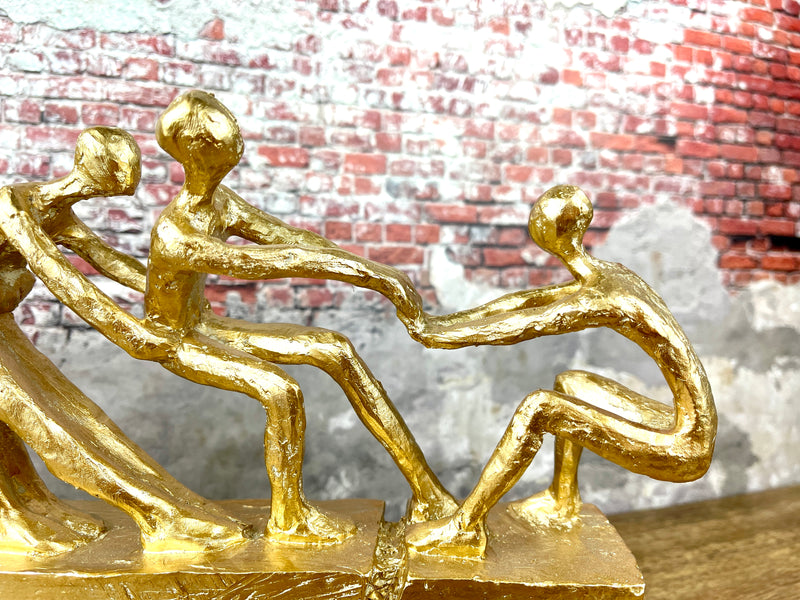 Gouden sculptuur "Teamwork vrienden blijven bij elkaar" - symbool van vriendschap en samenwerking