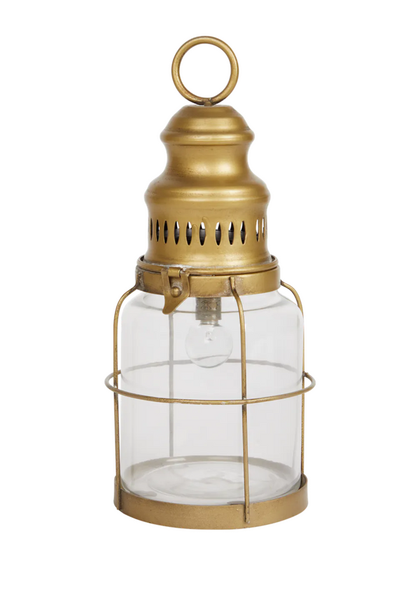 Vintage gouden orkaan lantaarn met LED licht, decoratie in landelijke stijl