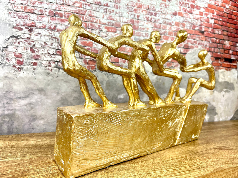 Goldene Skulptur "Teamwork Freunde halten zusammen" - Symbol der Freundschaft und Zusammenarbeit